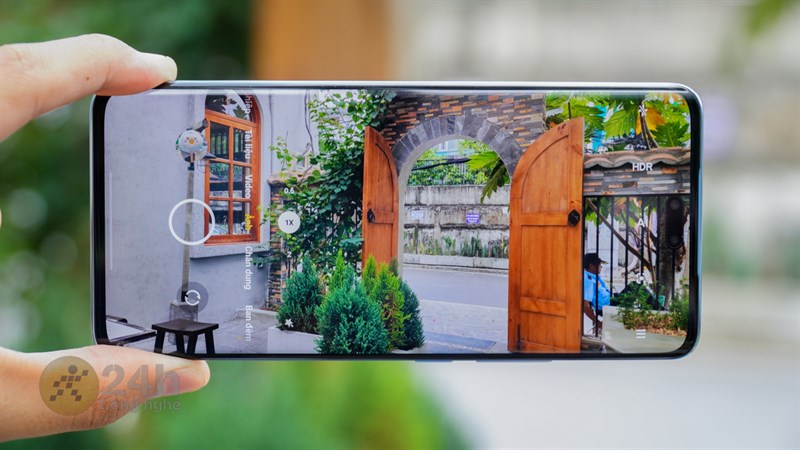 Camera chính sắc nét cùng khả năng selfie ấn tượng