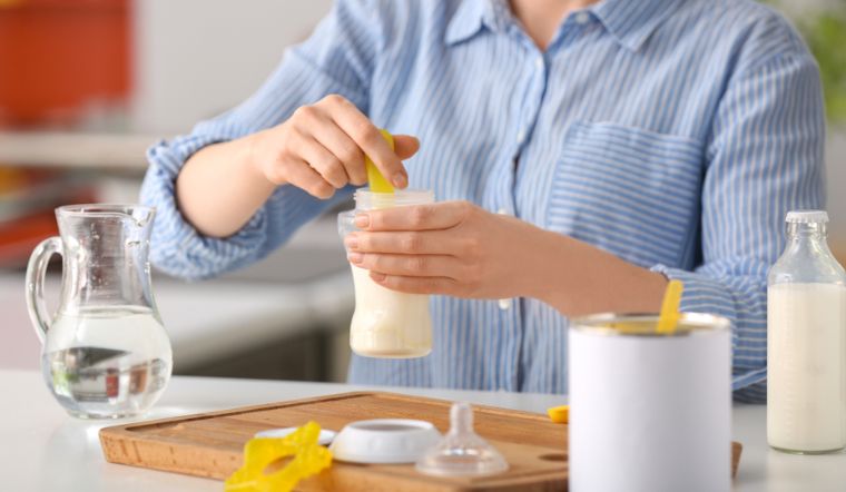 Những loại nước tuyệt đối không nên dùng để pha sữa cho bé