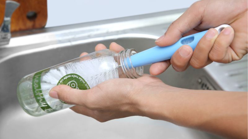 Vệ sinh dụng cụ trước và sau khi pha sữa