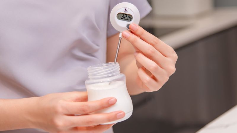 Kiểm tra nhiệt độ sữa