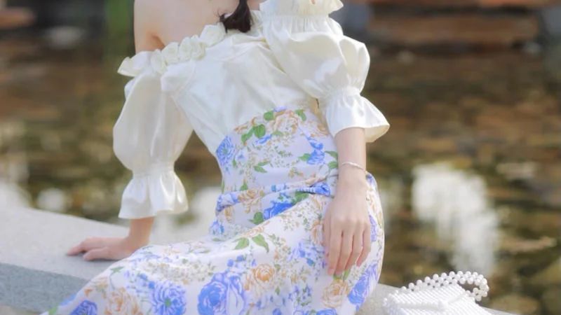 Kết hợp áo corset trễ vai với chân váy hoa nhí