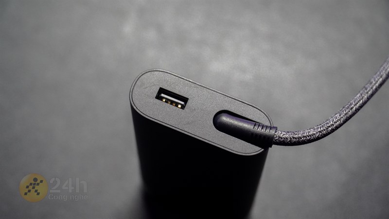 Củ sạc của HP Elitebook Dragonfly G3 có thêm 1 cổng USB-A để chúng ta có thể sạc cho các thiết bị điện tử khác.
