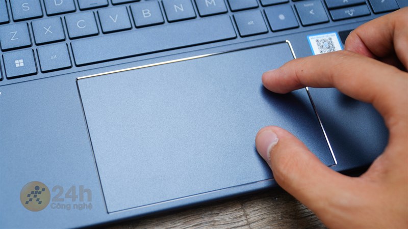 Bàn rê của HP Elitebook Dragonfly G3 có kích thước lớn nên diện tích thao tác rất thoải mái và mình rất thích điểm này.