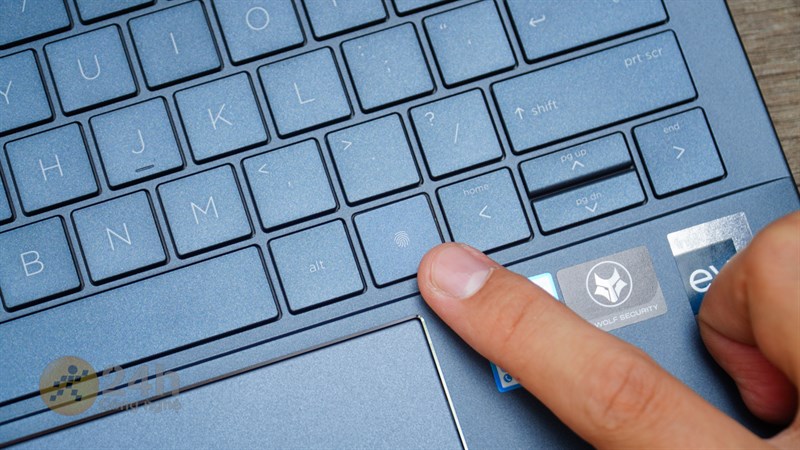 Vị trí nút Ctrl phải cũng được thay thế bằng cảm biến vân tay.