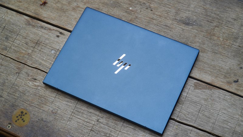 Mặt trước của HP Elitebook Dragonfly G3 được thiết kế tối giản với logo HP bằng kim loại bóng bẩy, tạo điểm nhấn nổi bật và đẳng cấp cho máy.