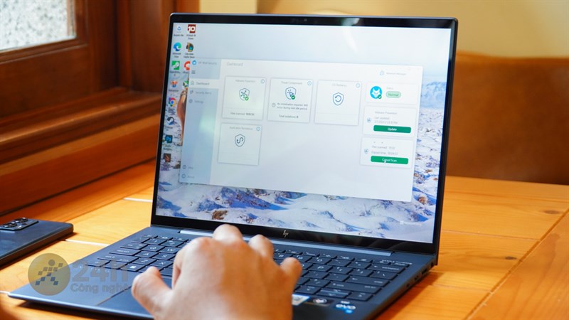 HP Elitebook Dragonfly G3 còn được bảo mật bởi HP Wolf Security.
