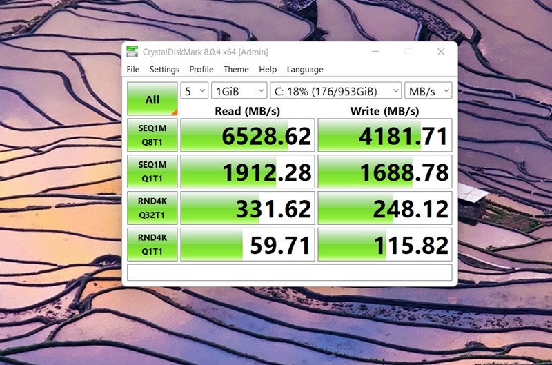 Đo tốc độ đọc/ghi của ổ cứng SSD 512 GB bên trong HP Elitebook Dragonfly G3.