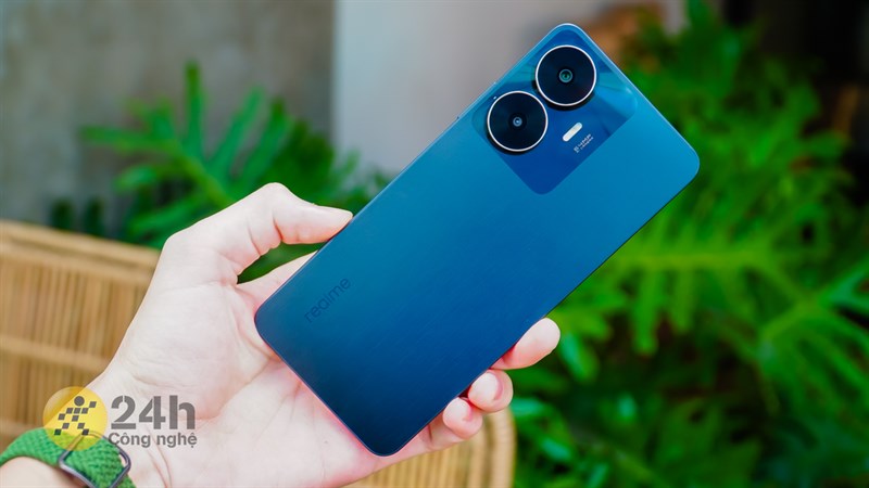 realme C55 sở hữu thân hình vuông vức cùng 4 góc bo cong nhẹ nên cho cảm giác cầm nắm cực kỳ tốt.