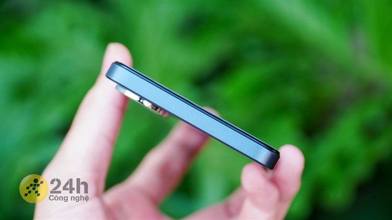 Cạnh trên của realme C55 cực kỳ trống trãi Cạnh trên của realme C55 cực kỳ trống trãi
