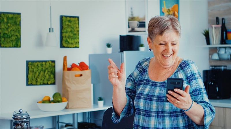 Tất tần tật những điều bạn cần biết khi chọn mua điện thoại cho các bà, các mẹ