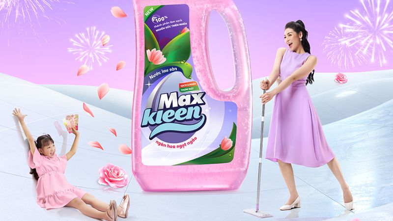 Nước lau sàn MaxKleen hương ngàn hoa sẽ có màu hồng nhạt