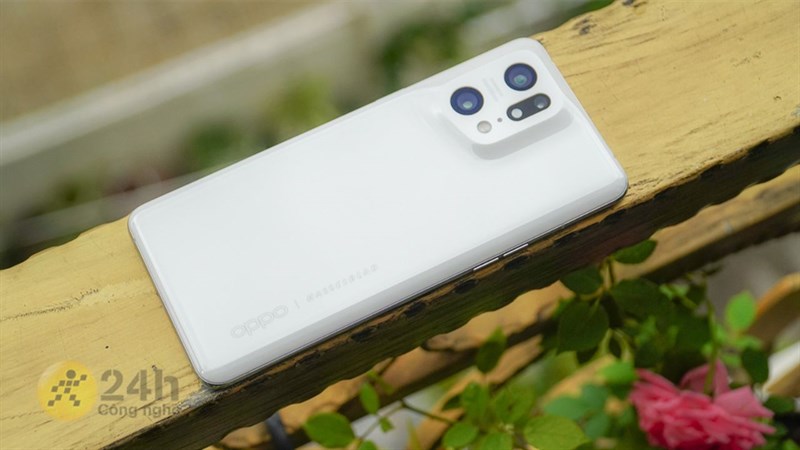 Cụm camera trên OPPO Find X5 Pro có thiết kế độc lạ