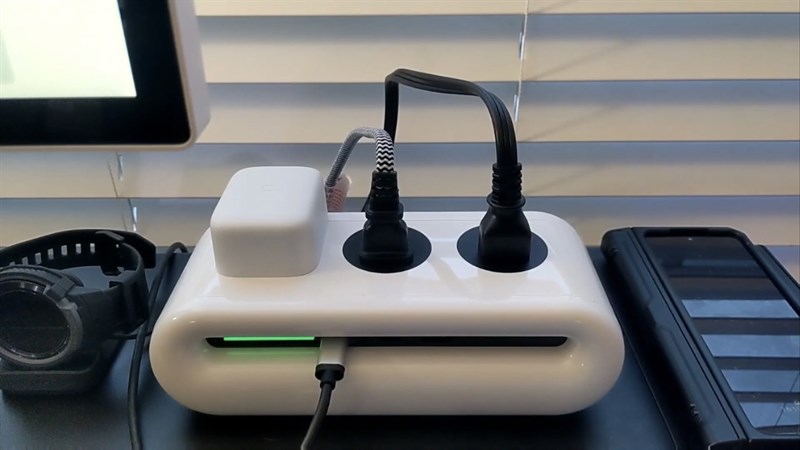 Ba ổ cắm phía trên với công suất tối đa là 2.500 W cũng cho phép bạn sử dụng với các thiết bị như đèn bàn, màn hình, máy tính MAC,...