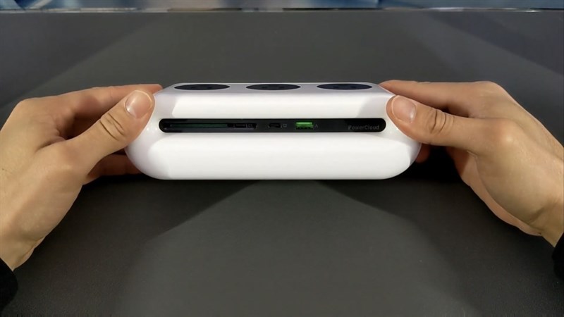 Bên trong hộp bạn sẽ có TORRAS Power Cloud và sách hướng dẫn sử dụng.