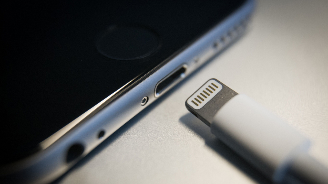 Sạc pin iPhone 11 qua đêm có sao không? Có làm pin bị chai không? | Viện Di  Động
