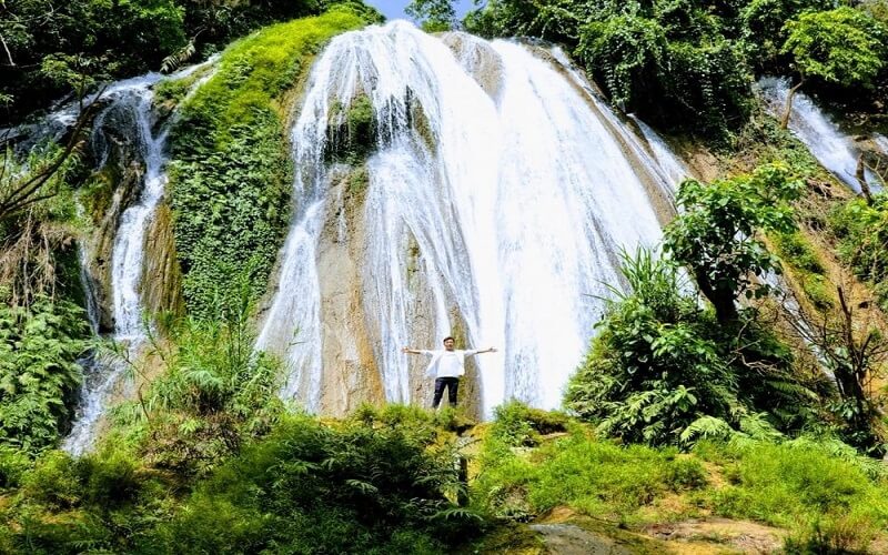 Tat Nang Waterfall is one of the famous tourist destinations in Hoa Binh.