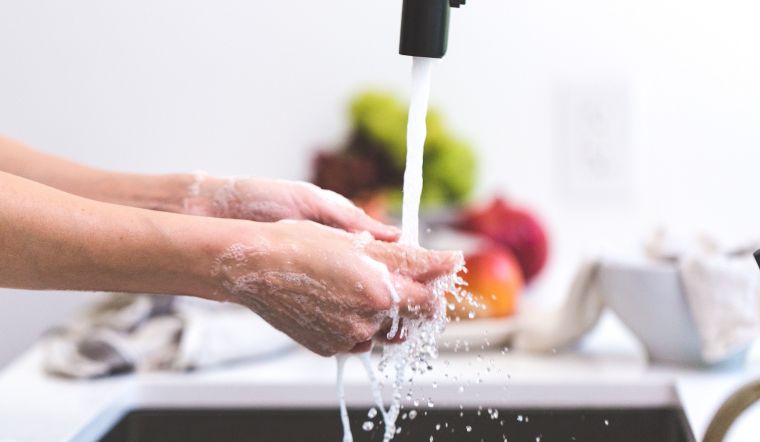 Những nguy hại tiềm ẩn khi dùng nước máy trong sinh hoạt hàng ngày