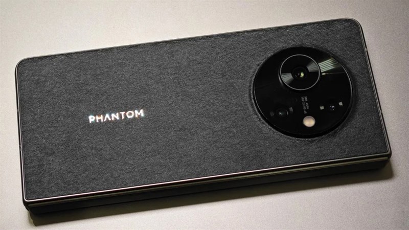 Mặt sau của Tecno Phantom V Fold được hoàn thiện từ chất liệu giả dả, điểm lên đó là cụm camera tròn cực bắt mắt