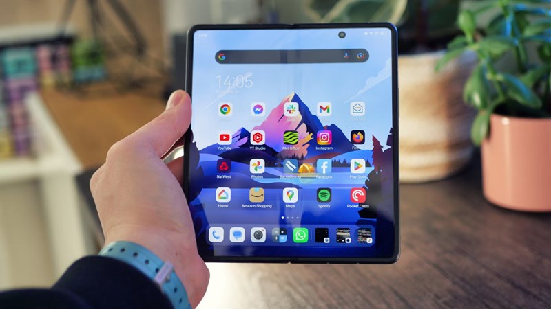 Tecno Phantom V Fold là một chiếc điện thoại gập có mức giá khá dễ tiếp cận so với các đối thủ Tecno Phantom V Fold là một chiếc điện thoại gập có mức giá khá dễ tiếp cận so với các đối thủ