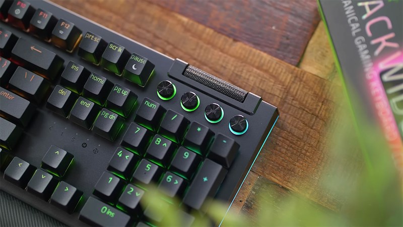 Razer BlackWidow V4 Pro còn có thêm nhiều nút media để bạn thao tác được nhanh hơn