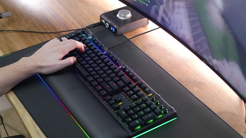 Nổi bật nhất của Razer BlackWidow V4 Pro vẫn là hệ thống đèn nền Razer Chroma RGB cực kỳ đẹp chạy xung quanh bàn phím