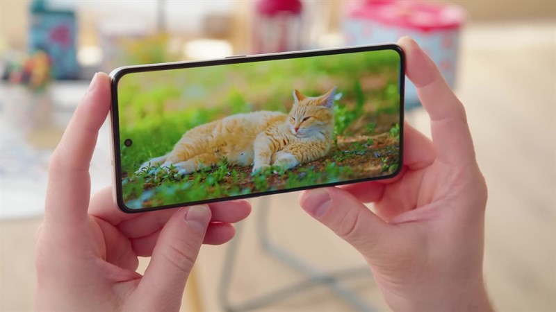 realme GT3 sở hữu màn hình đục lỗ.