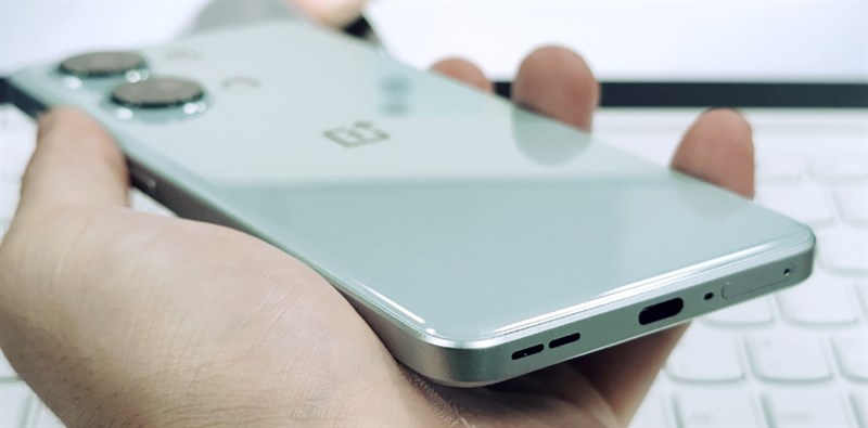 Cạnh đáy của sản phẩm chứa loa, mic, khe cắm SIM và cổng sạc USB-C