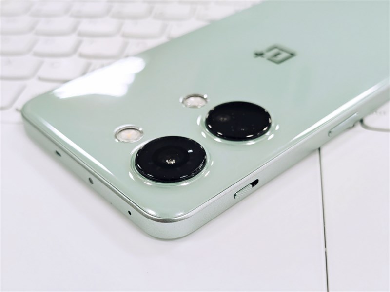 Nổi bật trên mặt lưng của OnePlus Ace 2V là cụm camera 'bếp từ'