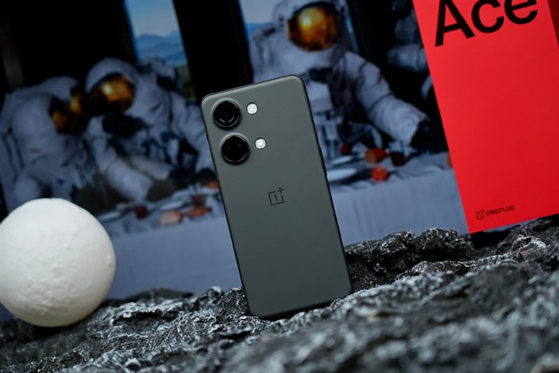 Bên cạnh những bản màu xanh nãy giờ bạn thấy thì OnePlus Ace 2V còn có thêm màu đen mạnh mẽ