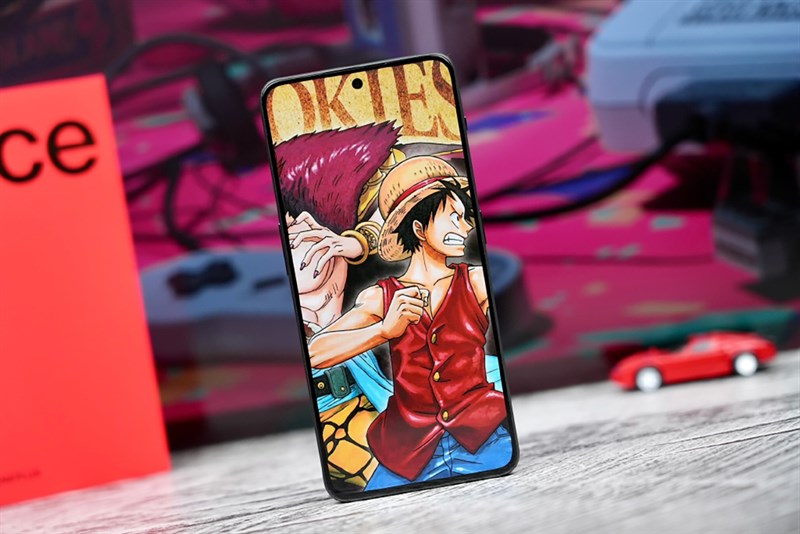 Mặt trước của OnePlus Ace 2V rất đẹp với các viền màn hình được làm mỏng và đều nhau.