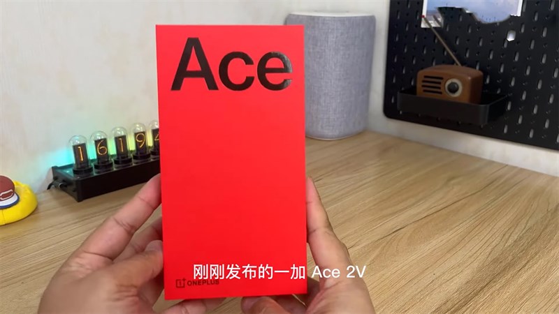 Hộp đựng của OnePlus Ace 2V được thiết kế cực kỳ quen thuộc với tông đỏ đặc trưng