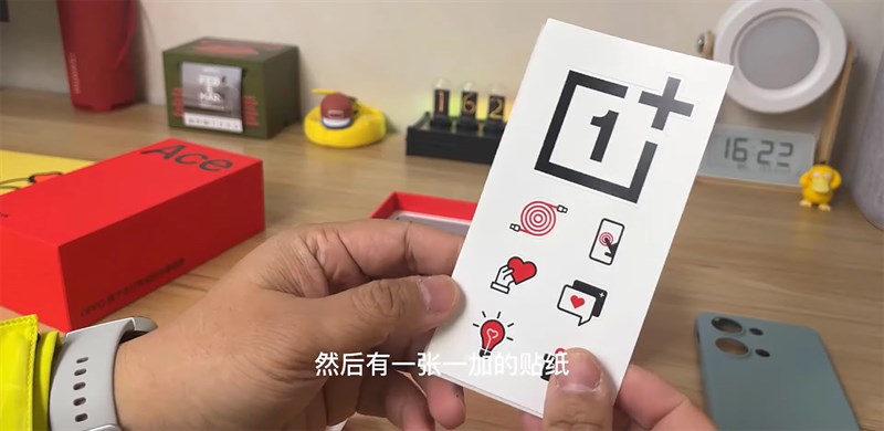 Bên trong hộp đựng OnePlus Ace 2V chứa sticker dán hình