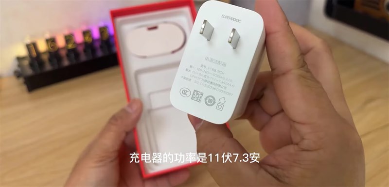 Hãng còn tặng thêm một cục sạc nhanh 80 W