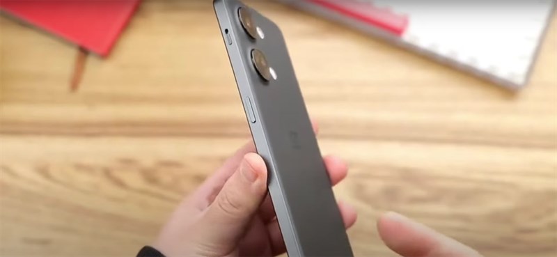 OnePlus Ace 2V vẫn sở hữu thanh gạt tắt âm lượng (alert slider) mang tính biểu tượng của OnePlus ở cạnh phải cùng nút nguồn