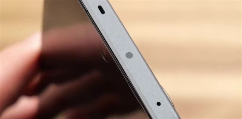 Cạnh trên của máy chứa mic và cảm biến hồng ngoại