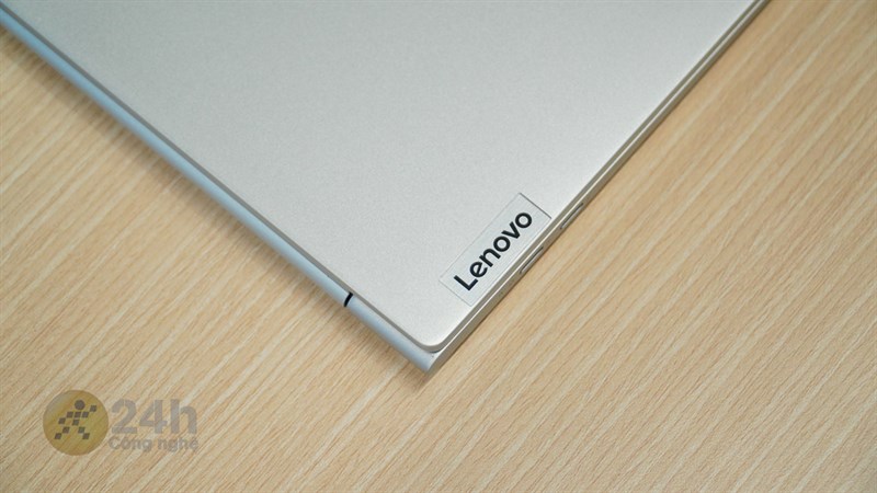 Ở góc dưới bên phải của mặt A thì chúng ta sẽ thấy logo Lenovo với họa tiết phay xước.