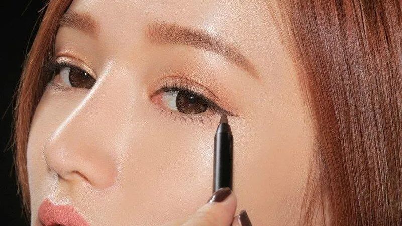 Kẻ eyeliner bằng phấn mắt