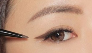 Cách kẻ eyeliner sắc nét, đều đẹp và đơn giản cho mắt mí lót