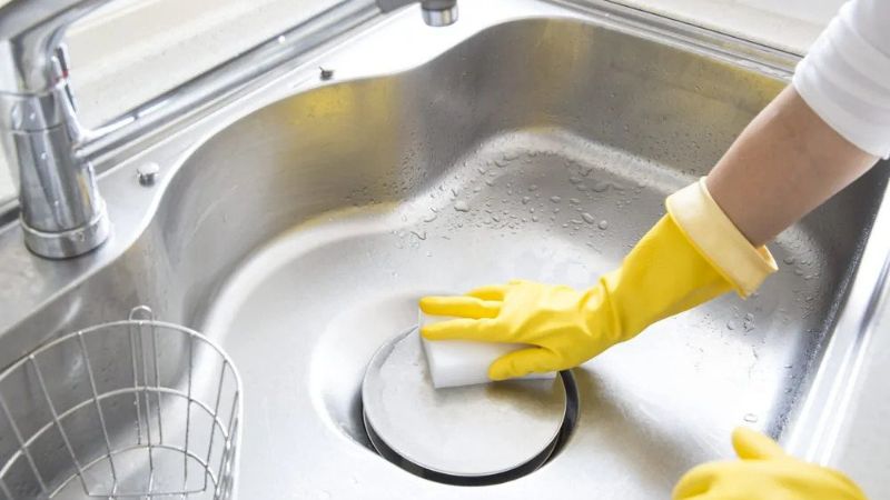 Cleaning stainless steel dishwashing sink