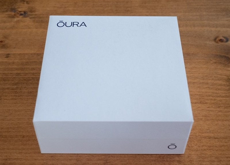 Hộp đựng của Oura Ring 3 có thiết kế vuông vức, nhỏ gọn với tone màu trắng chủ đạo.