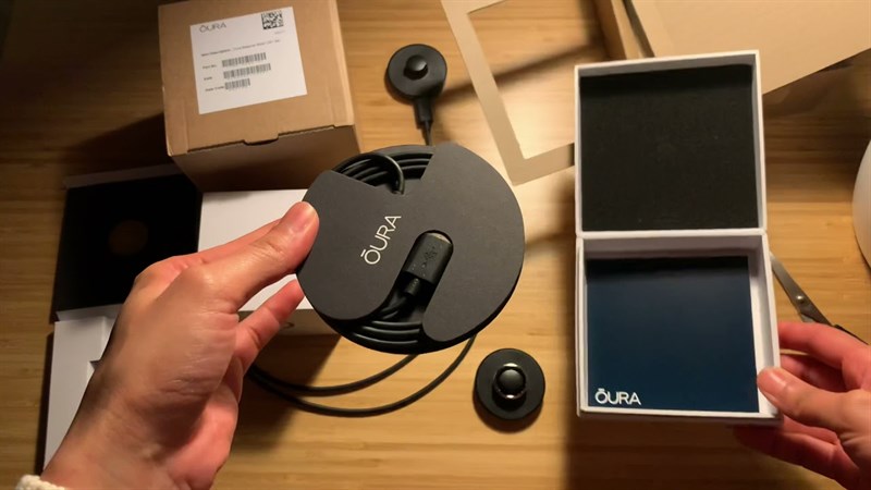 Mở hộp ra đầu tiên bạn sẽ bắt gặp Oura Ring 3, tiếp đến là đế sạc, dây sạc và sách hướng dẫn sử dụng.