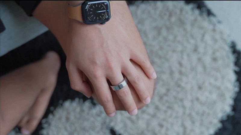 Oura Ring 3 vẫn trông giống như một chiếc nhẫn thông thường khi bạn nhìn từ ngoài vào hay khi đang đeo trên tay.