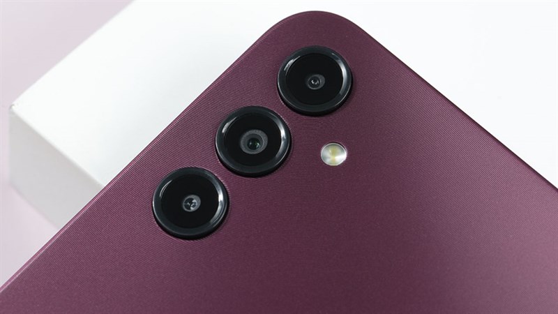 Cụm camera luôn là ưu điểm trên điện thoại tầm trung của Samsung