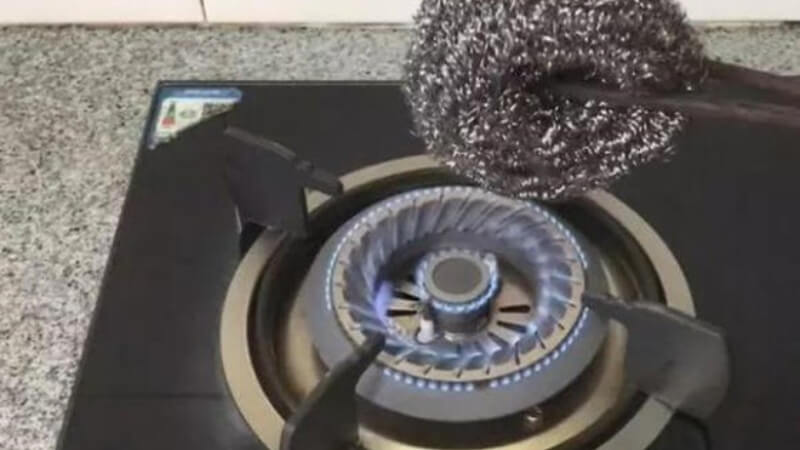 Clean the pot lid with a gas stove