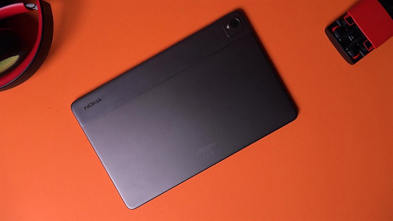 Nokia T21 có thiết kế khung máy bằng nhôm nguyên khối, với dải dọc chạy bên cạnh camera sau tạo hiệu ứng hai tông màu. Nokia T21 có thiết kế khung máy bằng nhôm nguyên khối, với dải dọc chạy bên cạnh camera sau tạo hiệu ứng hai tông màu.