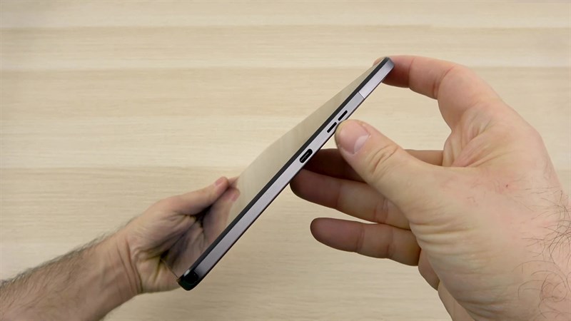 Cạnh phải của Nokia T21. Cạnh phải của Nokia T21.