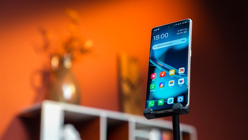 Màn hình OPPO Find X6 Pro lớn hơn một chút so với OPPO Find X5