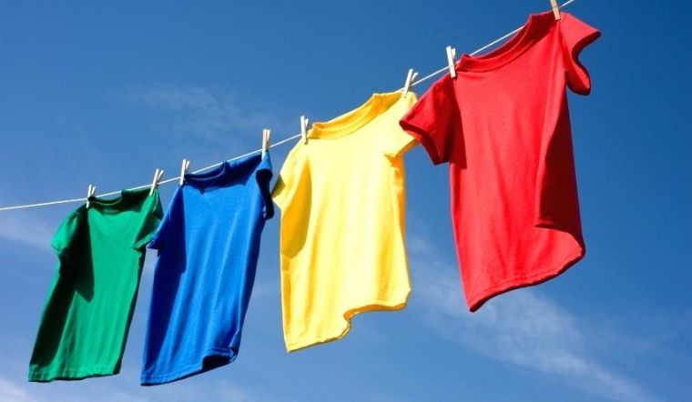 5 lưu ý khi giặt lại quần áo bị dính mưa để áo không bị ố, ẩm mốc