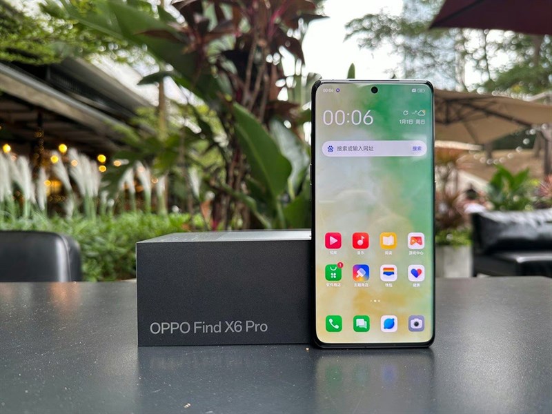 Mặt trước OPPO Find X6 Pro vẫn là màn hình cong, đục lỗ quen thuộc