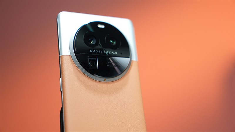 Nổi bật nhất trên mặt lưng của OPPO Find X6 Pro chính là cụm camera lớn